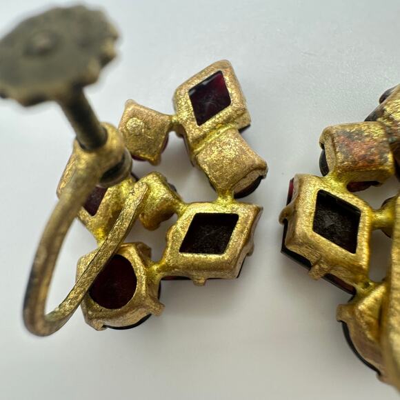 Germany antique gold tone faux garnet Czech glass rhinestone screw back earrings - Picture 6 of 9